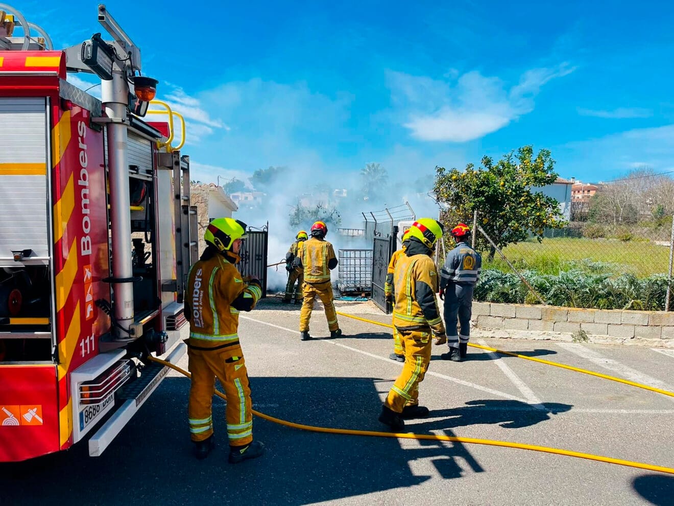 Bomberos extinguiendo el incedio - Protecció Civil Xàbia