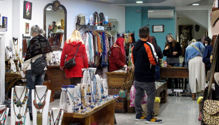 Clientes realizando sus compras en una tienda de Dénia durante la pasada Nit de la Llum