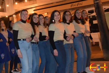 Componentes de la Filà Bandoleres en la entraeta nocturna del Mig Any