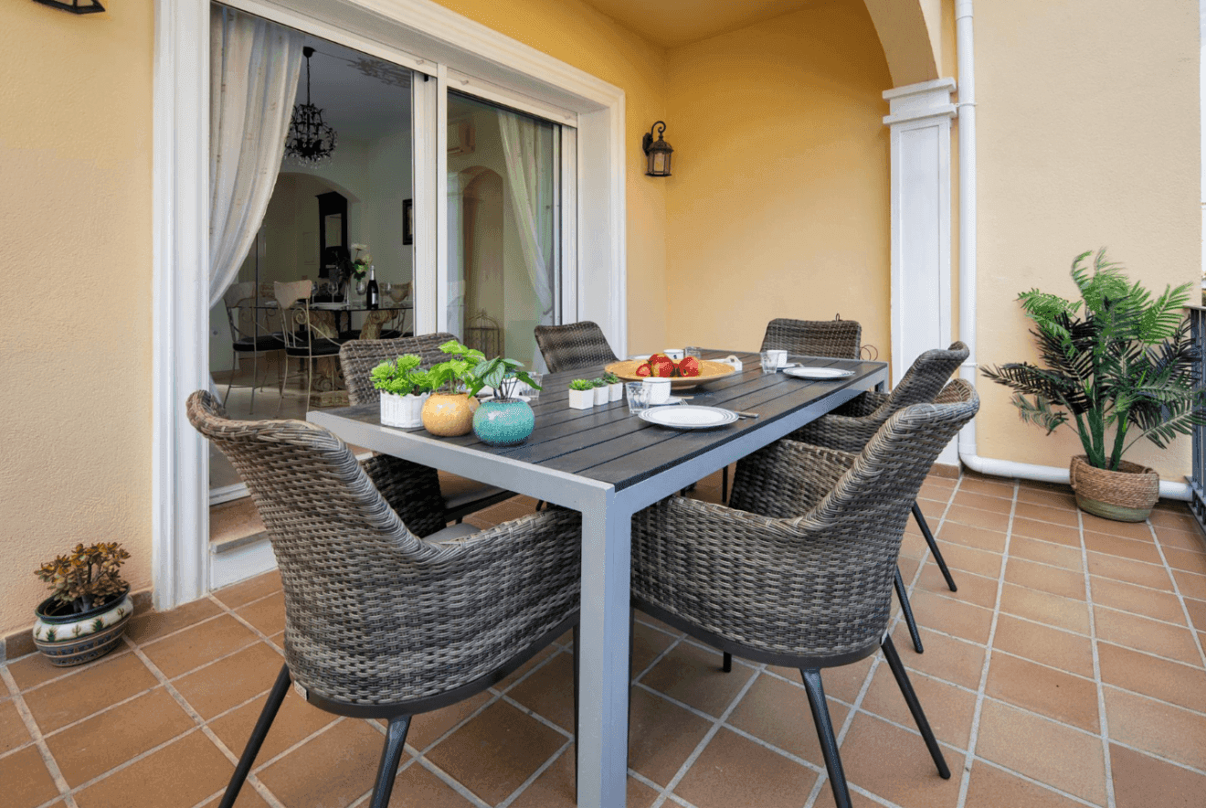Conjunto de comedor exterior en la terraza de la vivienda