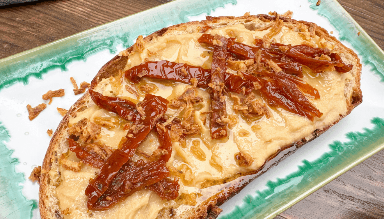 Disfruta de una deliciosa tostada en el Secret Garden de Monverd