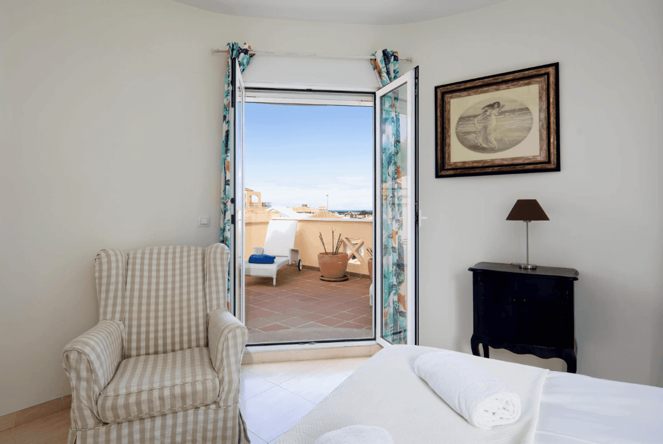 Dormitorio con terraza privada y mucha luz