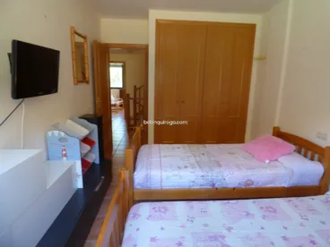 Dormitorio doble con baño compartido