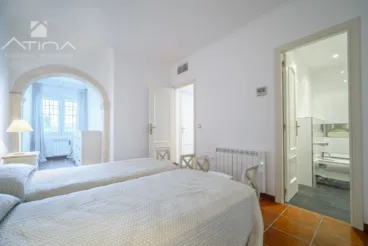 Dormitorio doble con dos camas individuales