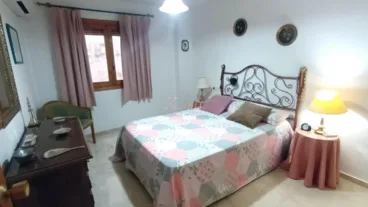 Dormitorio doble de la vivienda con cama de matrimonio