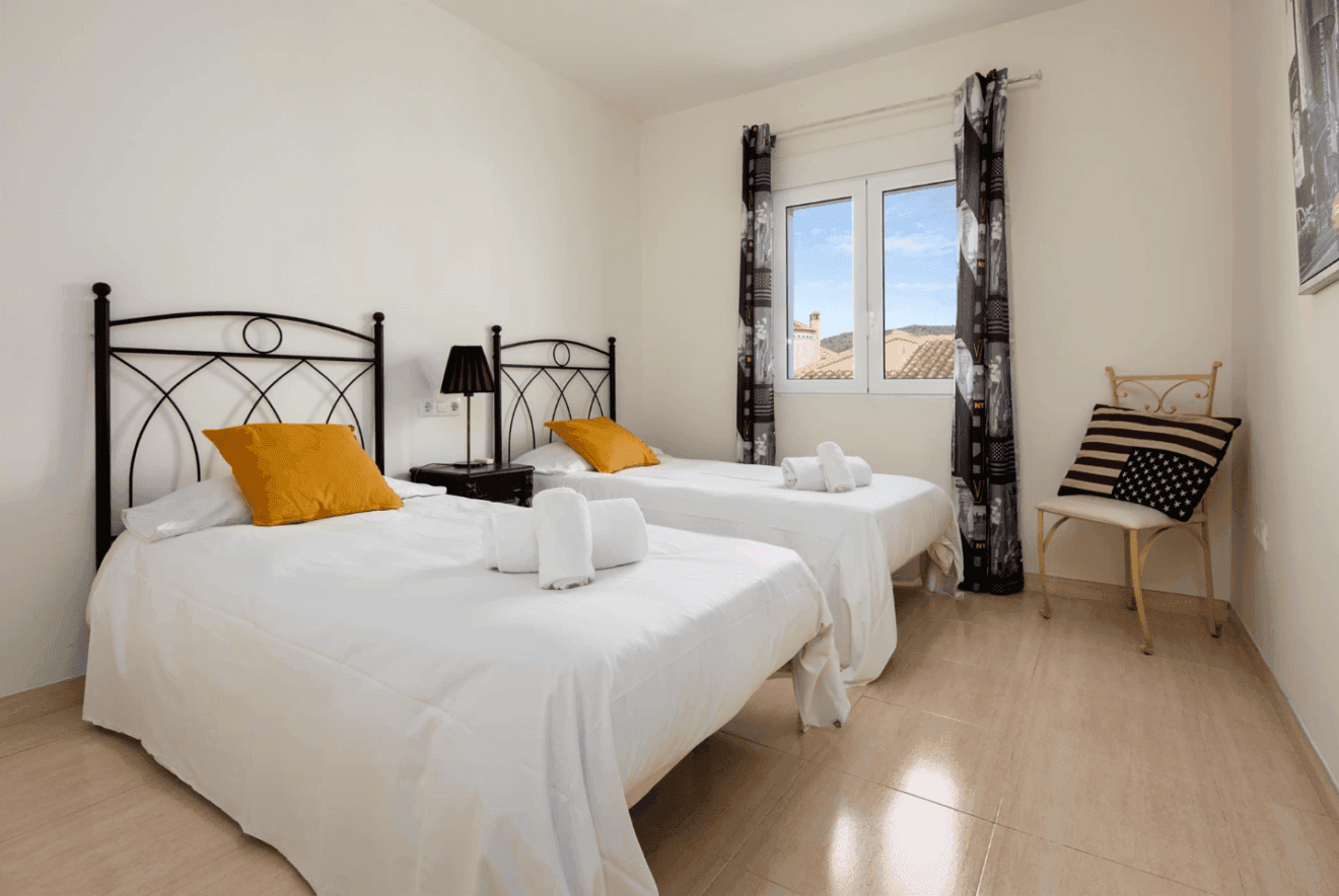 Dormitorio doble de la vivienda con dos camas individuales
