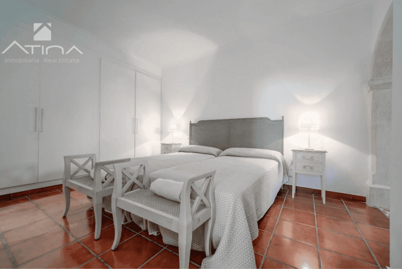 Dormitorio equipado con dos camas individuales y armarios empotrados