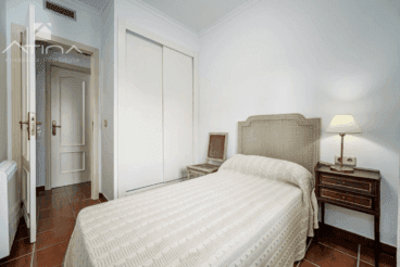 Dormitorio individual con cama y armario empotrado