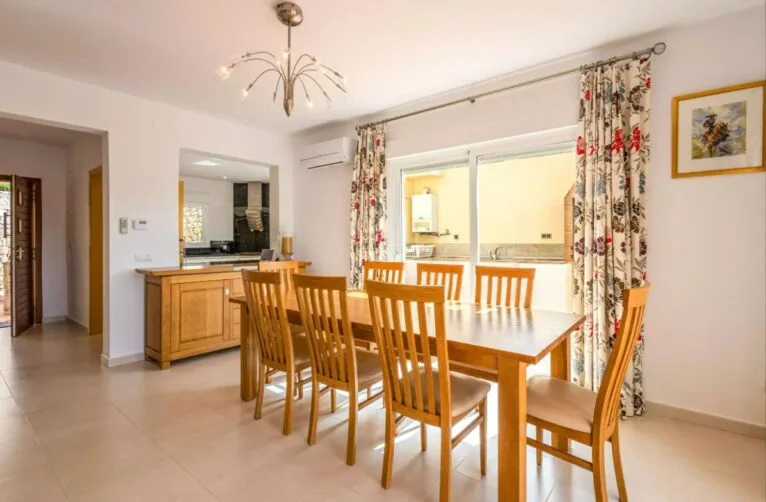 El comedor recibe mucha luz natural