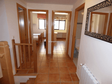 En esta planta existen 3 dormitorios y 2 baños