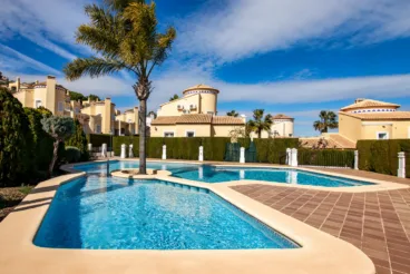 Exterior de la vivienda con piscinas comunitarias para niños y adultos