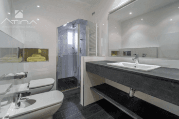 Gran baño en suite con plato de ducha y mampara a medida