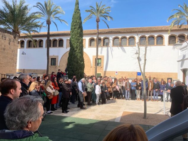 Imagen: Vecinos y familiares acuden al homenaje de Doña Ramona en Xàbia