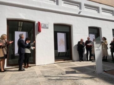 Momento de descubrir la placa de la Plaza de Doña Ramona
