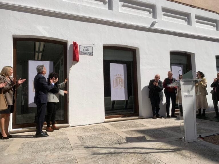 Momento de descubrir la placa de la Plaza de Doña Ramona