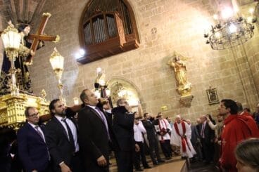Jesús Nazareno y la Dolorosa en el interior de la Parroquia San Bartolomé