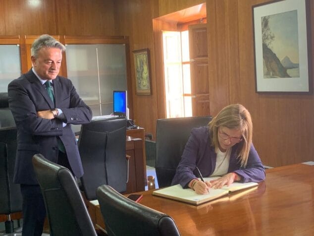Imagen: La delegada del Gobierno en la Comunitat firma el Libro de Honor de Xàbia