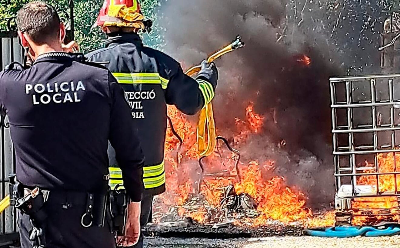 Las llamas entre el humo negro provocado por el incendio del coche - Protecció Civil Xàbia