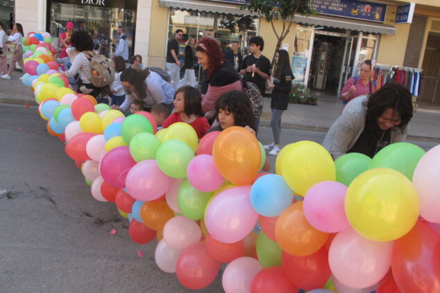 Imagen: Niños en el momento de la Globotada del Mig any de festes de Loreto Xàbia