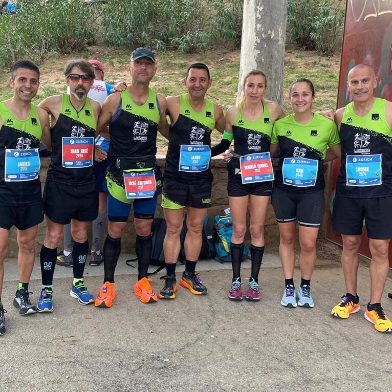 Los corredores de Xàbia al inicio de la Maratón de  Barcelona