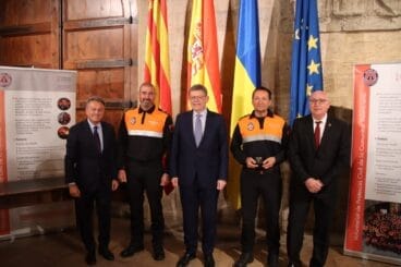 Miembros de Protección Civil Xàbia con autoridades