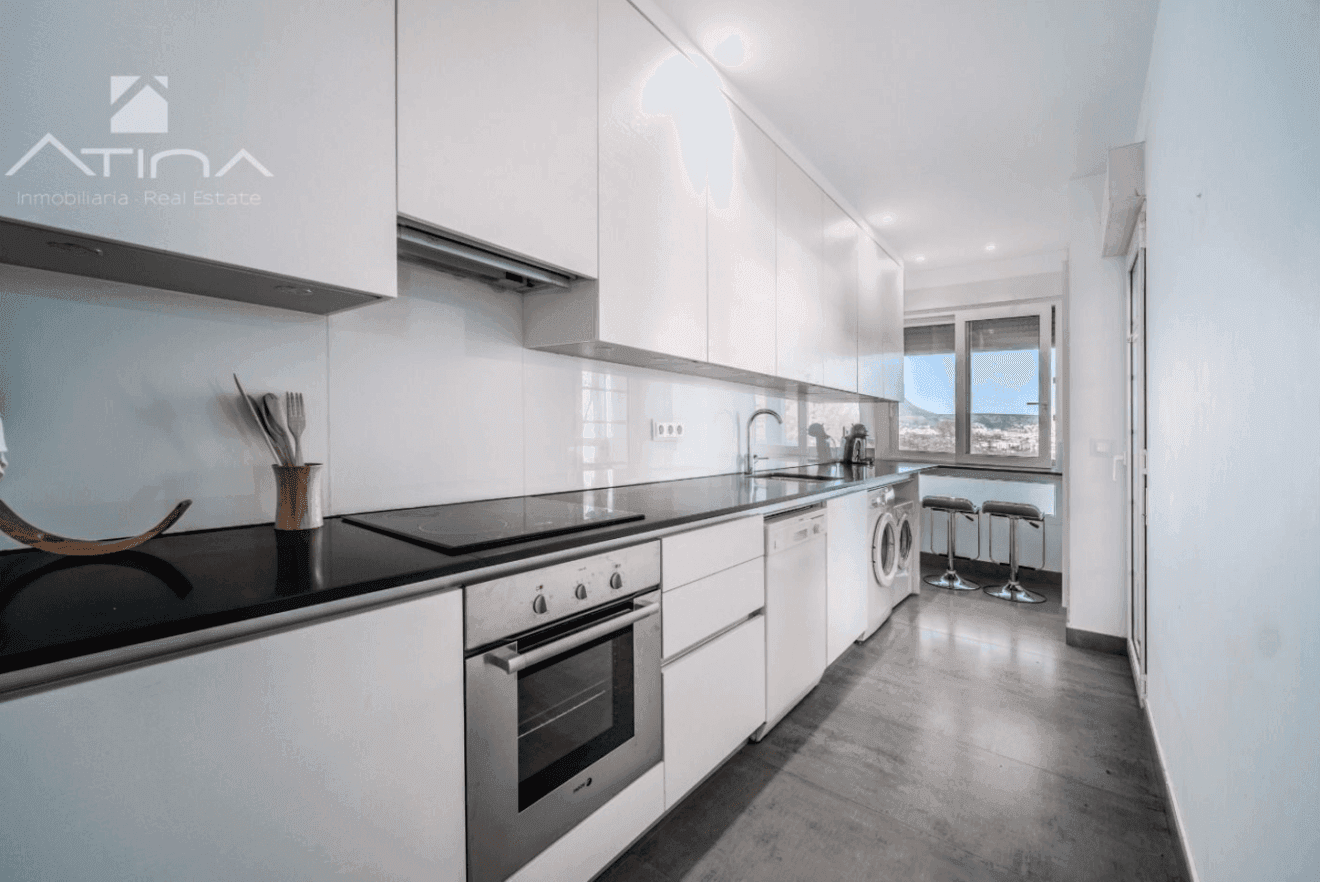 Moderna cocina completamente equipada
