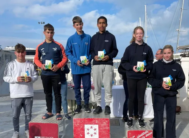 Imagen: Nando Puig y Kevin Lenis y Arantza Reig y Lucy Crosbie suben a lo más alto del Podium en el Trofeo Magdalena