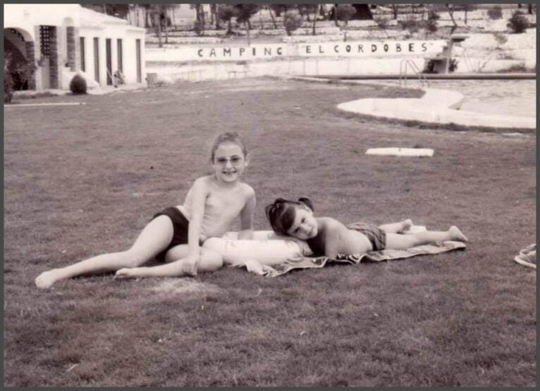 Niñas en el jardín del Camping El Cordobés en los años 60 Foto Recuerdos de Jávea