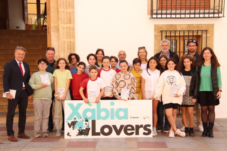 Niños y niñas en la presentación de 'Xàbia Lovers'
