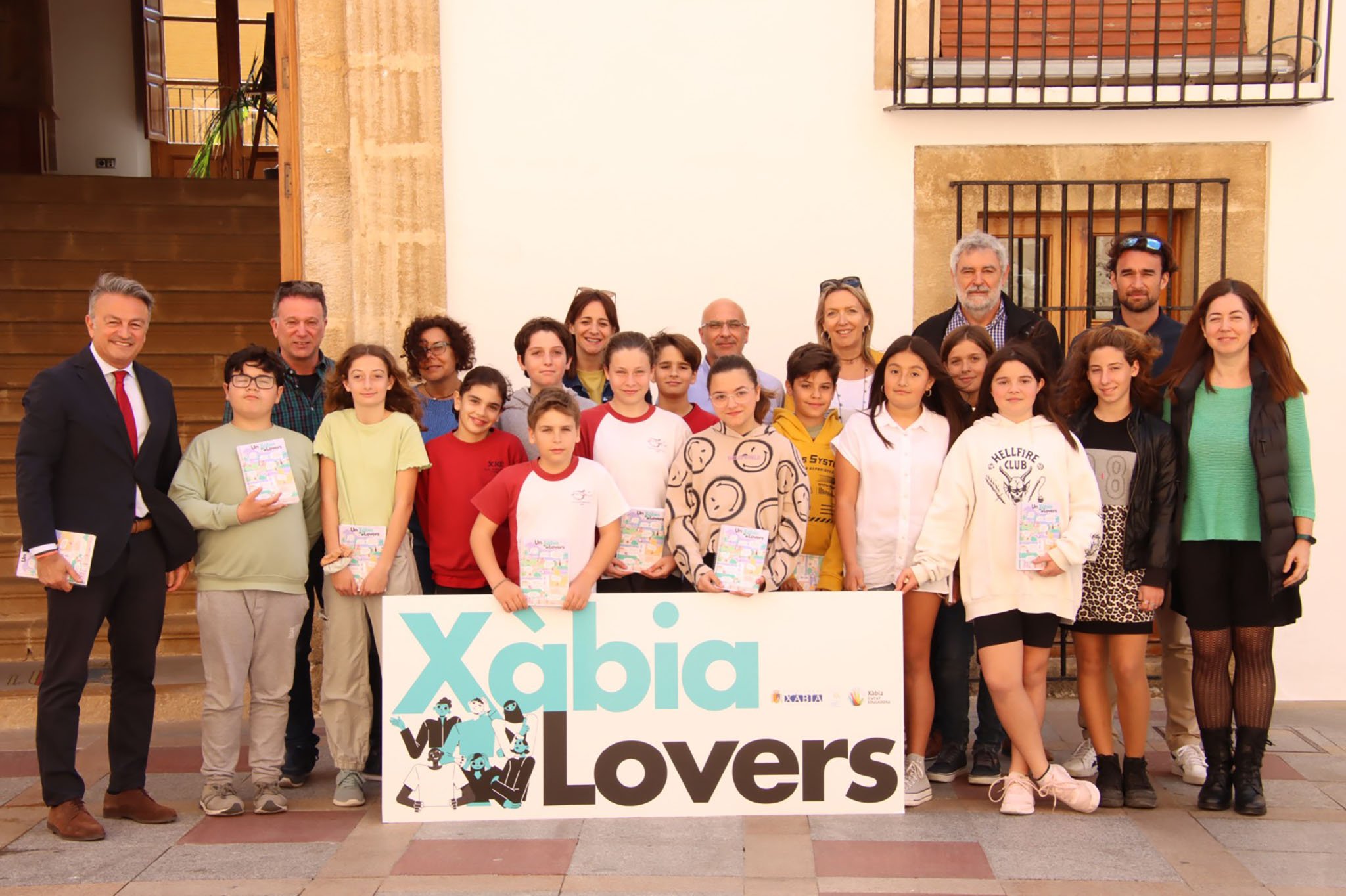Niños y niñas en la presentación de ‘Xàbia Lovers’
