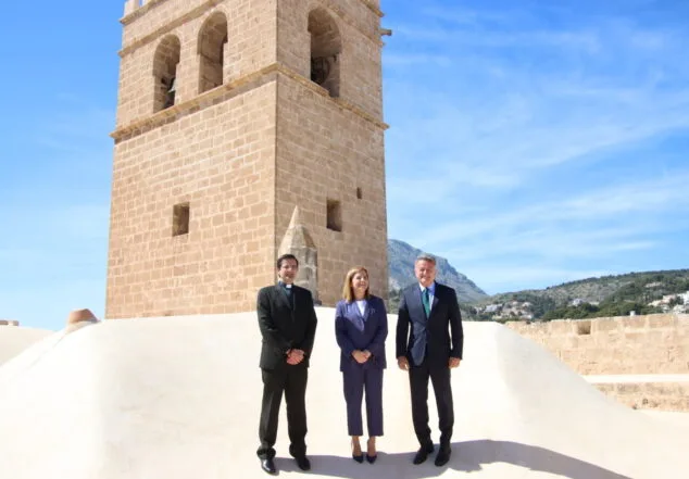 Imagen: Pilar Bernabé, José Chulvi y el párroco en el campanario de la Iglesia de San Bartolomé