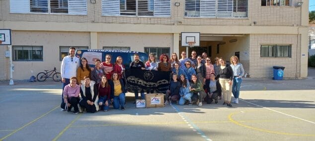 Imagen: Profesorado del CEIP Mediterrània en la entrega de material para el proyecto en el sur de Marruecos