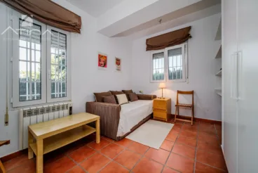 Sala de estar de la vivienda con sofá cama