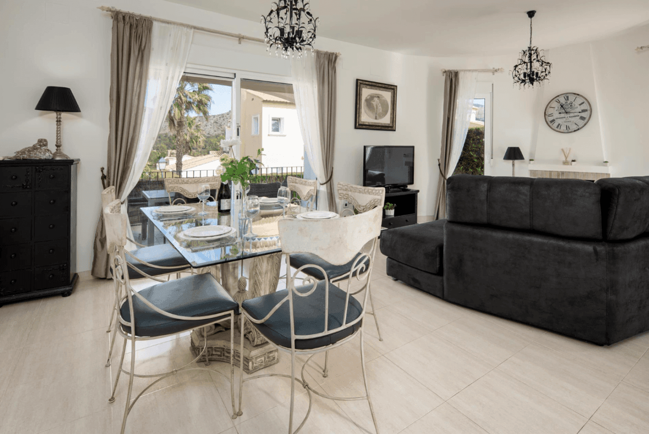 Salón-comedor de la vivienda con mesa de cristal