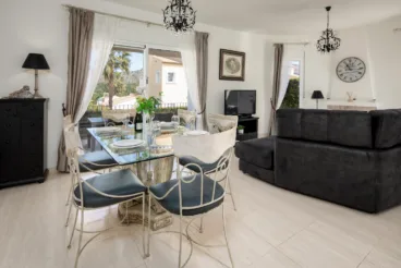 Salón-comedor de la vivienda con mesa de cristal