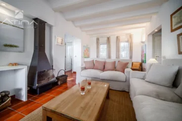 Salón con chimenea perfecto para el invierno
