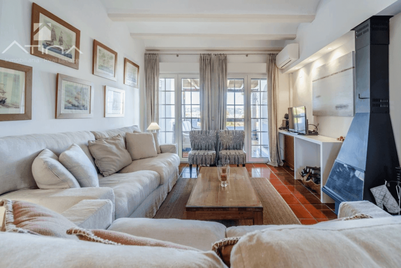 Salón de la vivienda con dos grandes sofás y una chimenea