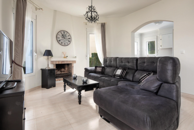 Imagen: Salón de la vivienda con sofá chaise longue y chimenea