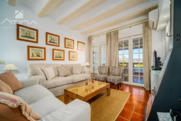Salón rústico de la vivienda con acceso a la terraza