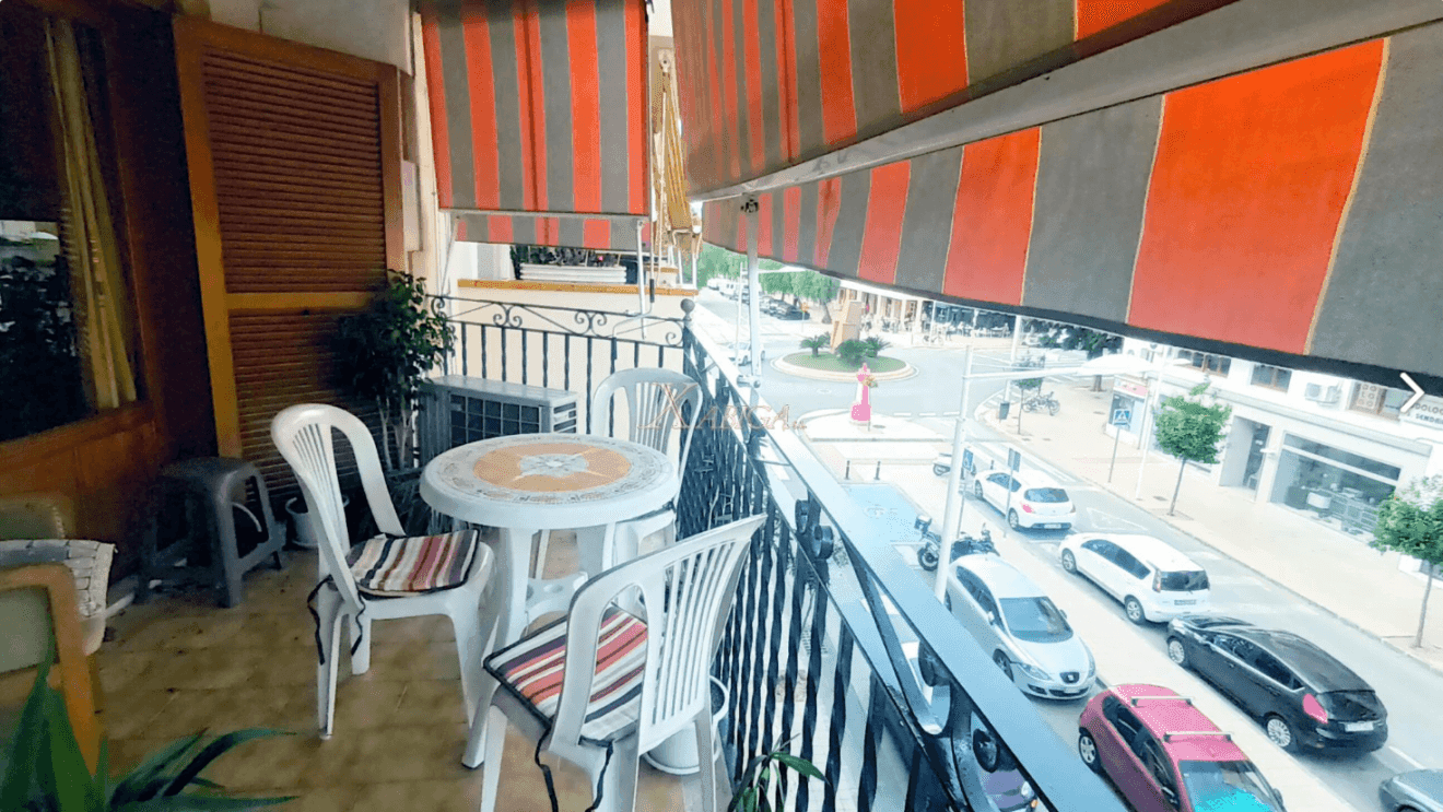 Terraza con toldo extensible perfecta para disfrutar del buen clima
