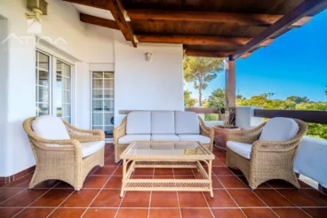 Terraza de la vivienda con conjunto exterior de sillones y mesa