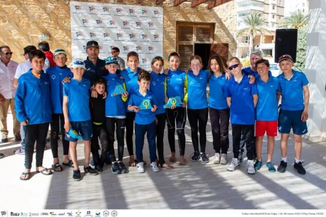 Imagen: Mateo con el trofeo junto a los regatistas de Optimist