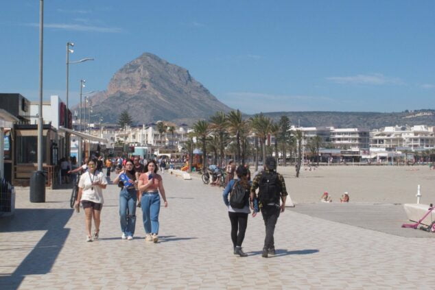 Imagen: Turistas por el paseo de la playa del Arenal