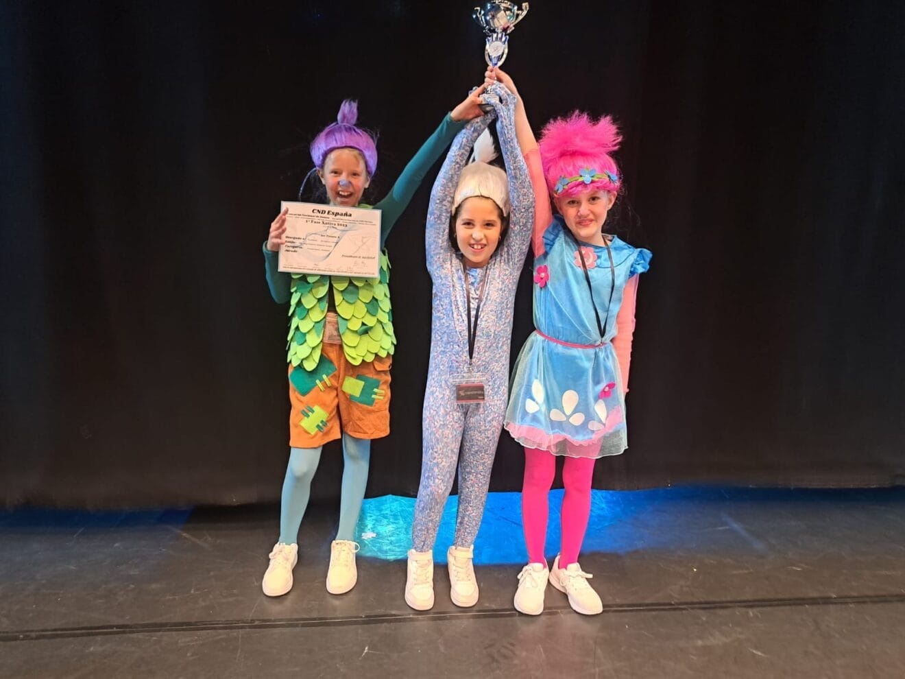 Unas bailarinas de Xàbia con el trofeo