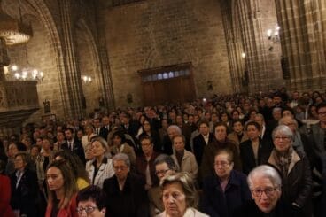 Vecinos de Xàbia en la Iglesia a la llegada de Jesús Nazareno
