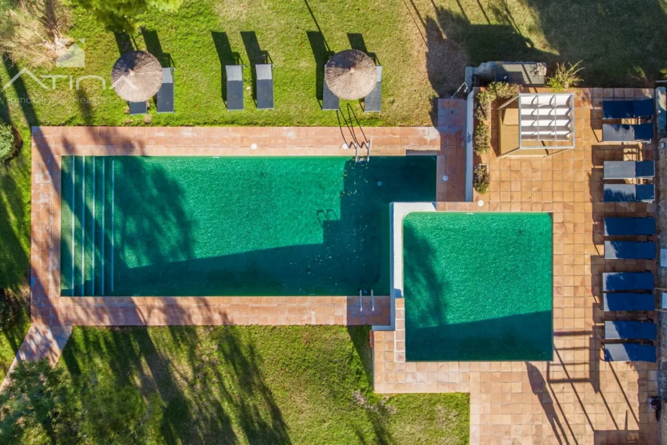 Vista aérea de la zona de piscina del hotel Ritual de Terra