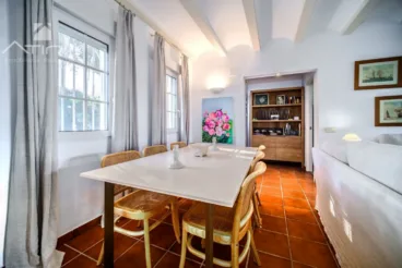 Zona de comedor equipada con mesa de piedra y seis sillas