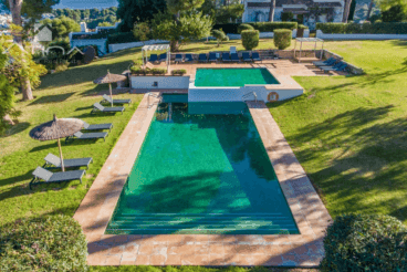 Zona de piscina con hamacas