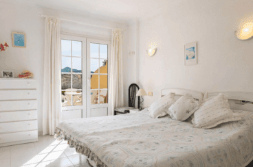 Acogedor dormitorio de matrimonio con salida a la terraza