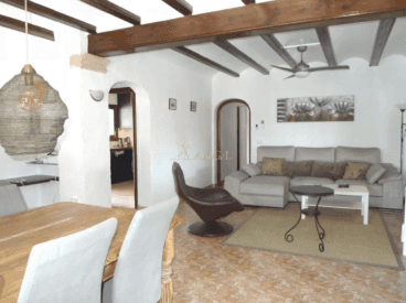 Amplio salón comedor para recibir a amigos y familiares